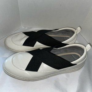 Women’s SZ 10 Adrienne Vittadini Black White Slip On Fashion Shoes Sneakers